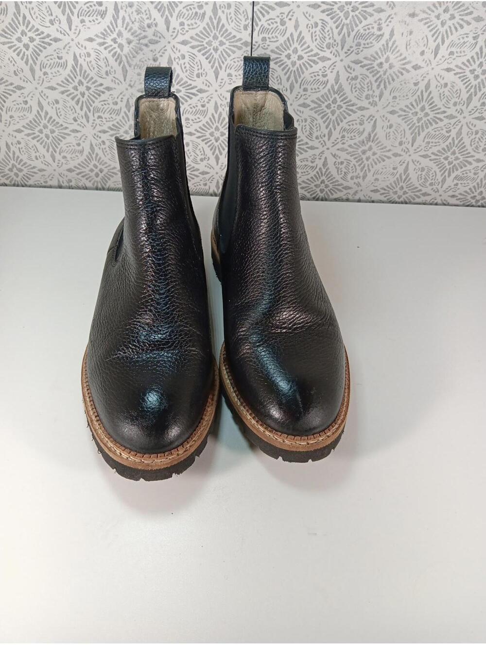 Celtic & CO WOMEN’S BLACK LEATHER Pebbled Chelsea Boots Lug Pull On Tab Sz 36